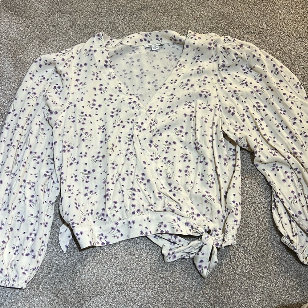 American Eagle Top. Long sleeve, v neck, flowy, purple floral. Size Large EUC.